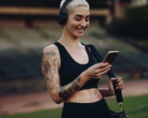 Mujer atleta viendo su celular.